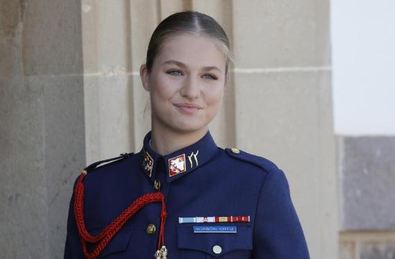 Oficiales de San Javier explican a sus familias que la habitación de Leonor incumple el código interno