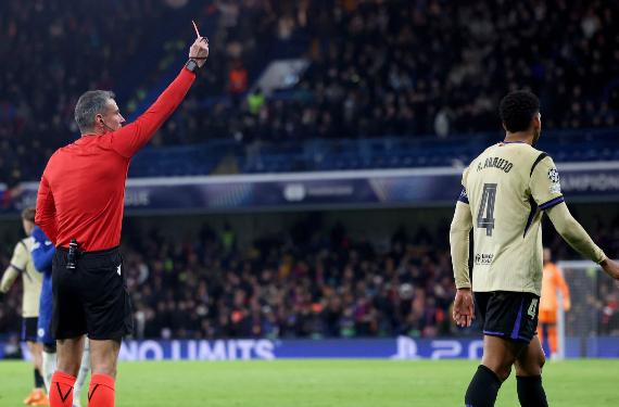 Varios jugadores se quejan a Flick del rendimiento de Ronald Araujo