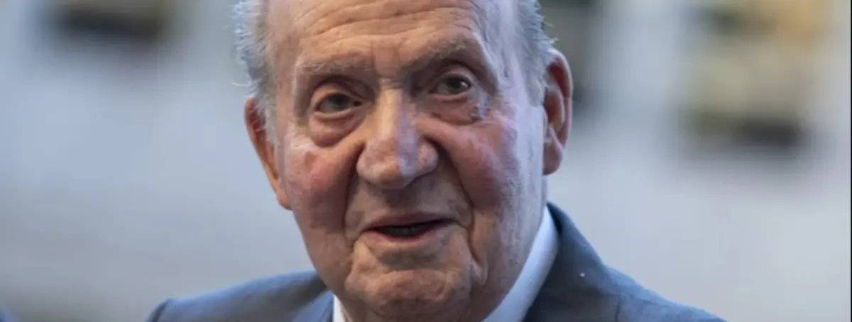 Juan Carlos I, obligado a bajar del avión por su hijo