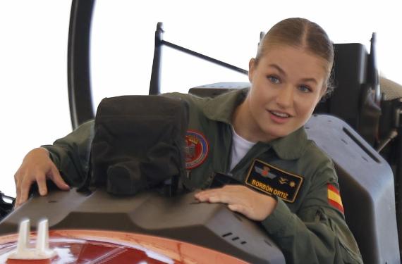 Oficiales de Leonor en San Javier aseguran que tiene miedo a volar