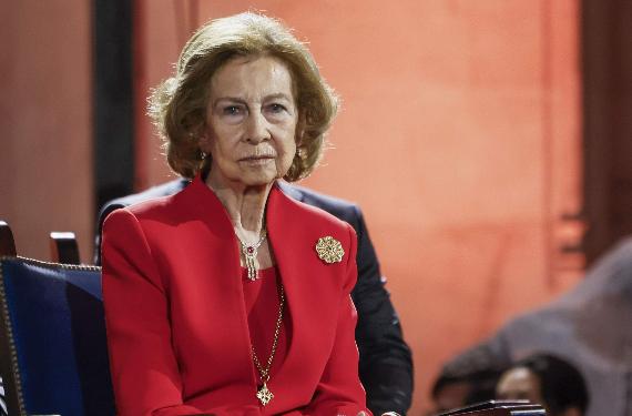 Domingo negro en Zarzuela por la recaída de la reina Sofía que obliga a intervenir al equipo médico