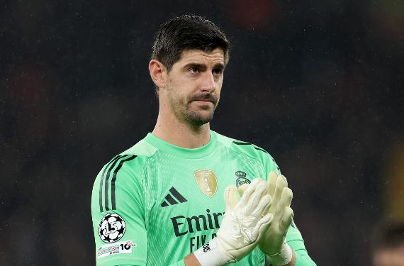 Courtois, como capitán, intenta poner paz, pero hay dos bandos enfrentados en el vestuario del Real Madrid