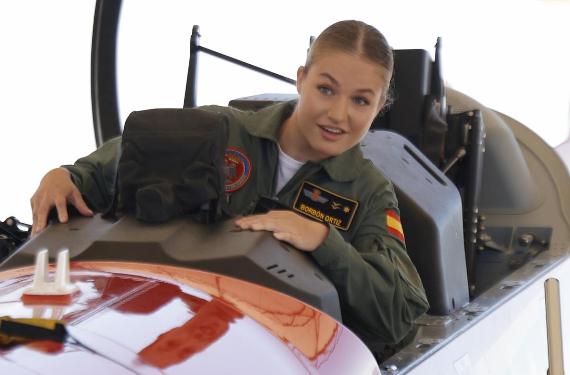 Compañeros de San Javier explican que Leonor sólo aparece en maniobras de riesgo para ser fotografiada