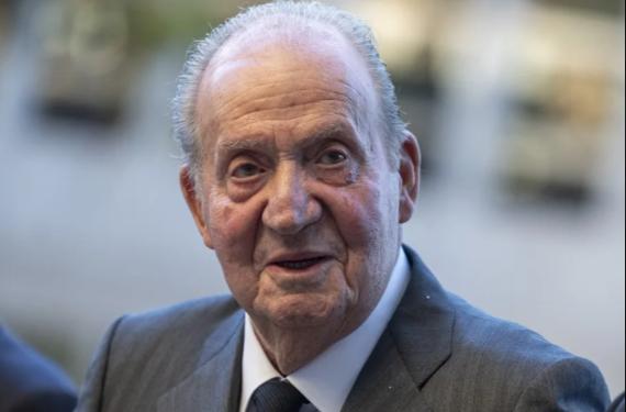 Juan Carlos I, obligado a bajar del avión por su hijo
