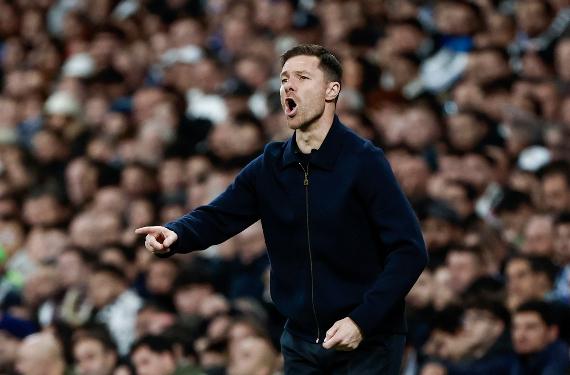 Xabi Alonso le pone la cruz después de su autoexpulsión contra el Celta