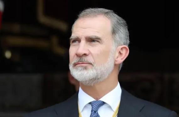Felipe VI recurre a contactos de alto nivel para frenar su futuro laboral en España