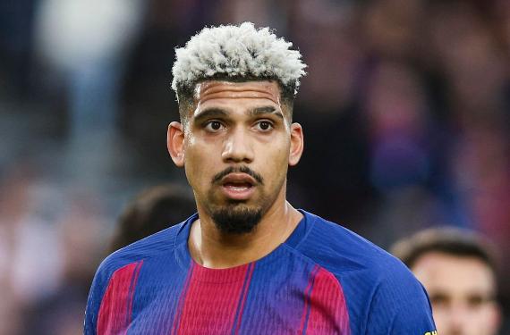 Ronald Araújo ya se lo ha dicho: no tendrá minutos, pero puede seguir en el Barça con una condición