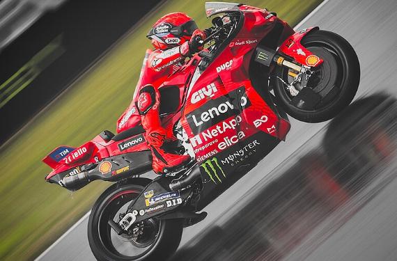 Márquez aprieta en Brno: velocidad, caídas y un aviso serio al Mundial