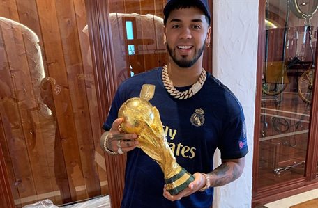 Anuel AA se ríe de Sergio Ramos ¡con Busquets y Suárez! ¡Lleva el escudo!