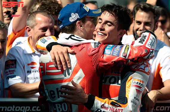 Marc Márquez sale al rescate de Lorenzo ¡sacudiendo a este piloto!
