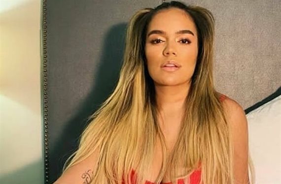 El tamaño de Karol G es XL: lo saca y se fotografía así