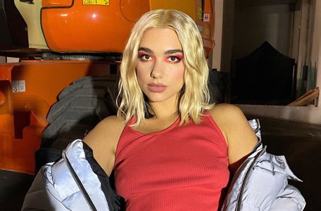Dua Lipa revienta el verano ¡Paseo con este micro modelito y se marca!