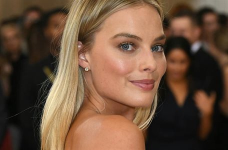 Margot Robbie se despista ¡y el frío le juega esta visible mala pasada!